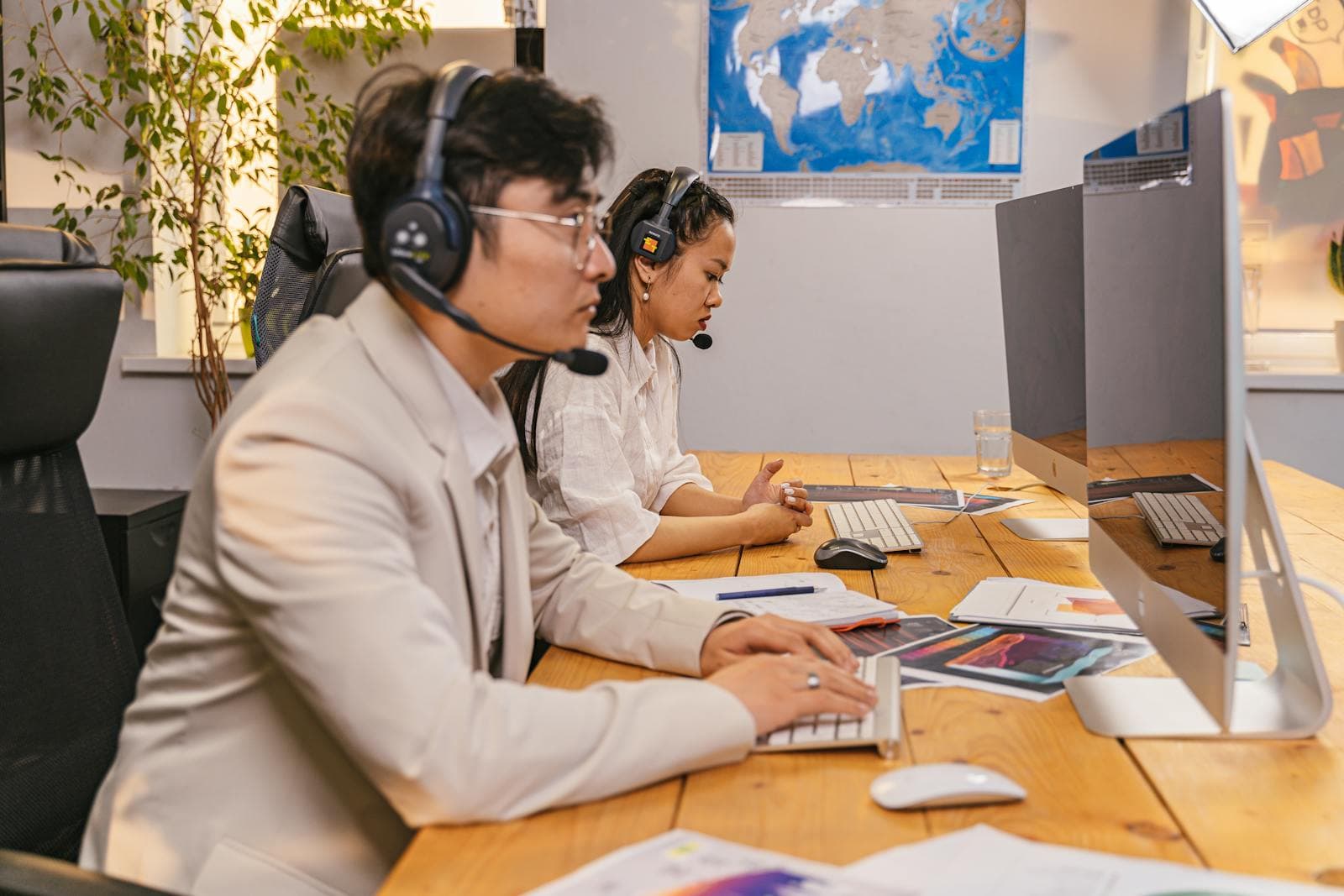 In-House vs Outsourced Call Center: Pros and Cons in 2026